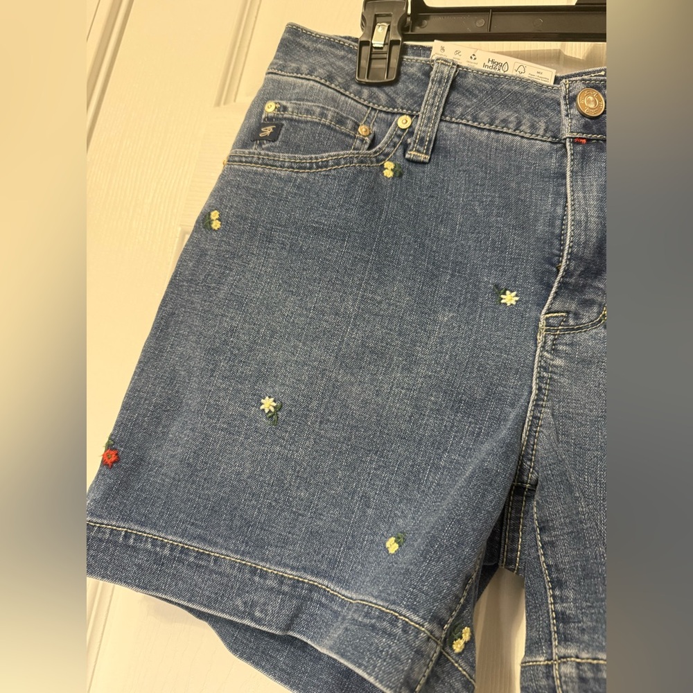 Seven7 NWT Weekend Jean Shorts with Embroidered Floral Design- 6- Retail:$59 - Picture 3 of 6